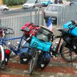 I due veicoli a due ruote sono carichi di bagagli con tutto il necessario per affrontare un viaggio lungo quattro anni